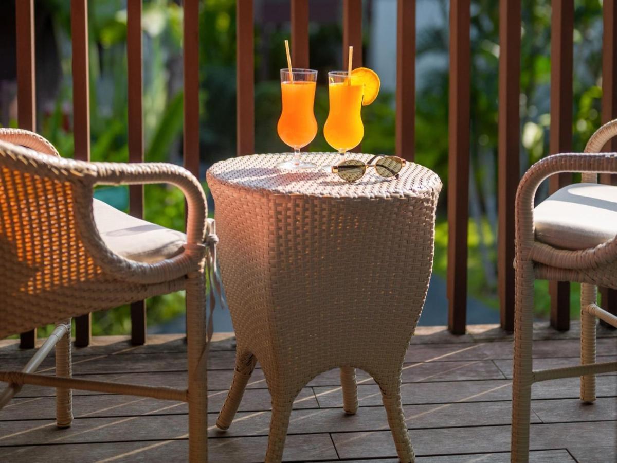 Amari Koh Samui Hotel Chaweng  Exterior photo A rattan table